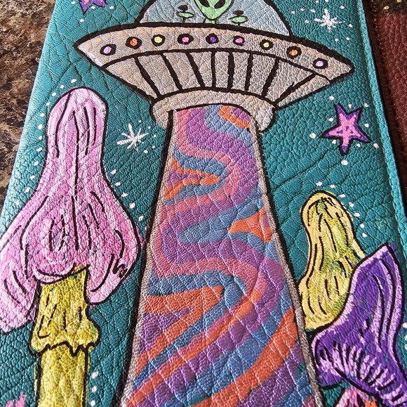 Alien/shroom wristlet - Picture 2 of 3